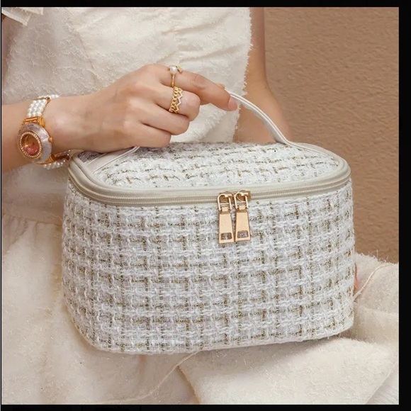 Tweed Cosmetic Storage Tote Bag
- Durable Travel Toiletry Organizer - Picture 7 of 12